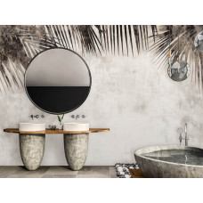 Fotobehang met retro palmtakken en tropische sfeer aan de muur van een sfeervolle badkamer.