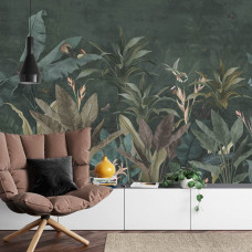 Eine Fototapete mit tropischen Pflanzen in einem botanischen Vintage-Stil, die in einem Wohnzimmer angezeigt wird.