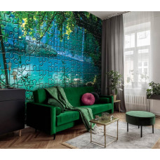 Eine Fototapete mit einem tropischen Wasserfall und See in einer Dschungelumgebung, geeignet für ein Wohnzimmer.