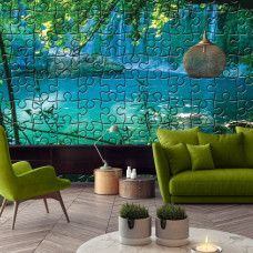 Eine Fototapete mit einem türkisfarbenen See und Wasserfall im Dschungel, ideal für ein Wohnzimmer.