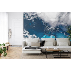 Eine Fototapete mit abstrakter türkfarbener Marmorkunst in einem Wohnzimmer.