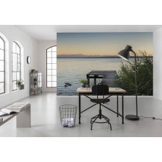 Eine Fototapete mit dem Blick auf die Alpen am Ammersee, mit einem Steg und schöner Landschaft.