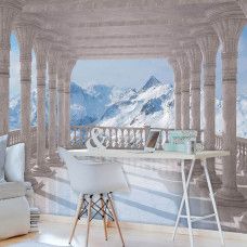 Eine Fototapete von verschneiten Bergen in einer Büroumgebung.