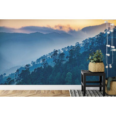 Eine Fototapete mit einem atemberaubenden Blick auf Berge und Wälder, ideal für eine Küche.