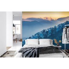 Eine Fototapete mit einem rustikalen Blick auf Berge und Wälder, ideal für ein Schlafzimmer.