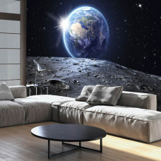 Fototapete Blick auf den Planeten Erde aus dem Weltraum, perfekt in einem Wohnzimmer. Der Mond und das weite Weltall schaffen einen futuristischen und geräumigen Look.