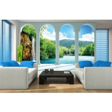 Eine Fototapete mit 3D-Blick auf einen Wasserfall mit Säulen, ideal für ein Wohnzimmer.