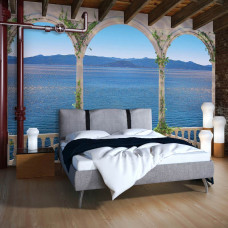 Eine Fototapete von einem griechischen Balkon mit Meerblick und Säulen im Schlafzimmer.