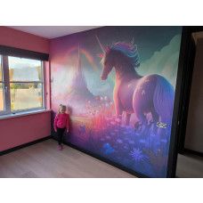Eine Fotografie eines Kunden mit einem Einhorn in einem Wunderland im Mädchenzimmer.