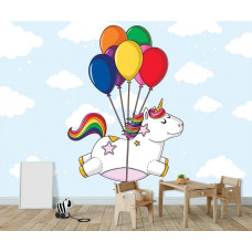 Eine Fototapete mit einem Einhorn und Luftballons vor einem wolkenverhangenen Himmel, geeignet für ein Spielzimmer.