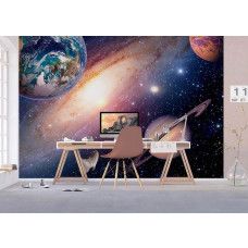 Ein Büro mit einer Fototapete des Universums mit allen Planeten und Sternen.