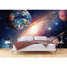 Ein Schlafzimmer mit einer Fototapete des Universums mit allen Planeten und Sternen.