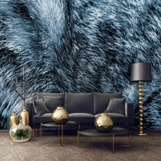 Eine Fototapete mit Tierfellmustern in einem warmen Wohnzimmer.