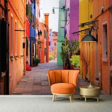 Eine Fototapete einer Straße mit bunten Fischerhäusern auf der Insel Burano, geeignet für das Wohnzimmer.