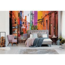 Eine Fototapete einer stimmungsvollen Straße mit bunten Häusern in Burano, Venedig, geeignet für das Schlafzimmer.