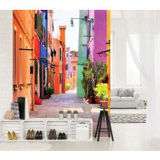 Eine Fototapete der bunten Straße von Burano, perfekt für ein Wohnzimmer.