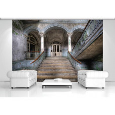 Eine Fototapete mit einem verlassenen Gebäude mit einer Industrietreppe und rauen Details, ideal für ein Wohnzimmer.