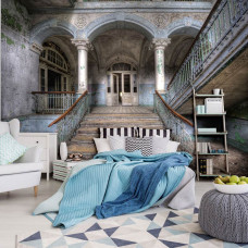 Eine Fototapete mit einer Treppe in einem verlassenen Industriegebäude, perfekt für ein Schlafzimmer.