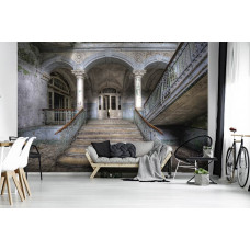 Eine Fototapete mit einer verlassenen Industrietreppe und Details eines rauen Gebäudes, besonders für ein Wohnzimmer.