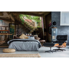 Eine Fototapete mit einer verlassenen Industrietreppe in einem verfallenen Gebäude, ideal für ein Schlafzimmer.