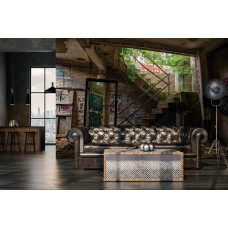 Eine Fototapete mit einer verlassenen Treppe in einem Industriegebäude, speziell für ein Wohnzimmer.