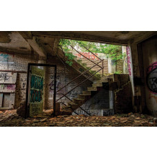 Verlassene Treppe in einem Industriegebäude, mit einem vernachlässigten und geheimnisvollen Blick auf dieser Fototapete.
