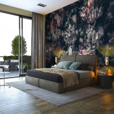 Eine Fototapete mit Vintage-Blumenmuster, zu sehen im Schlafzimmer.