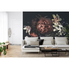 Eine Fototapete mit einem Vintage-Bouquet von zarten Pfingstrosen, dargestellt in einem Wohnzimmer.