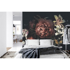 Eine Fototapete mit einem zeitlosen Design von Pfingstrosen in einer stimmungsvollen Umgebung, dargestellt in einem Schlafzimmer.