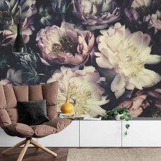 Eine Fototapete mit eleganten Pfingstrosen im Vintage-Stil, angezeigt in einem Wohnzimmer.