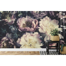 Eine Fototapete mit einem klassischen Design von Pfingstrosen in einem Wohnzimmer.