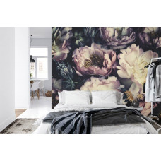 Eine Fototapete mit Vintage-Pfingstrosen in sanften Tönen, angezeigt in einem Schlafzimmer.