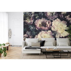 Eine Fototapete mit einem romantischen Muster von Vintage-Blumen, angezeigt in einem Wohnzimmer.