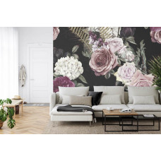 Eine Fototapete mit einem zeitlosen Bouquet von Vintage-Rosen, dargestellt in einem Wohnzimmer.