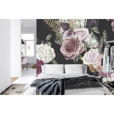 Eine Fototapete mit einem eleganten Bouquet von Vintage-Rosen, dargestellt in einem Schlafzimmer.