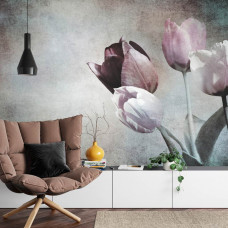 Eine Fototapete mit einem zeitlosen Design von Tulpen, die in einem Wohnzimmer angebracht ist.