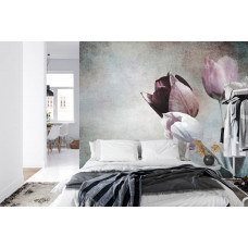 Eine Fototapete mit Tulpen im Vintage-Stil, die in einem Schlafzimmer angebracht ist.