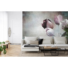 Eine Fototapete mit einem raffinierten Tulpen-Design, die in einem Wohnzimmer angebracht ist.
