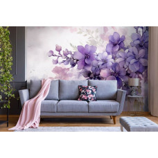 Fototapete mit violetten Blumen im Kunststil im Wohnzimmer.