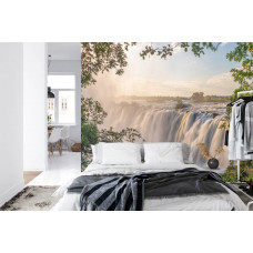 Eine natürliche Fototapete der Vitoria-Wasserfälle, perfekt für ein Schlafzimmer.