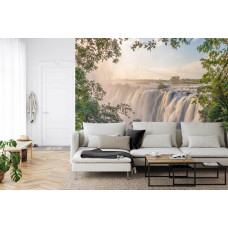 Eine schöne Fototapete der mächtigen Vitoria-Wasserfälle in einer natürlichen Umgebung, geeignet für ein Wohnzimmer.