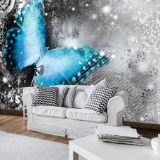 Eine Fototapete von einem magischen Schmetterling in einem künstlerischen Gemälde im Wohnraum.