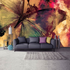 Eine Fototapete mit einem bunten Schmetterling in künstlerischer Malstil im Wohnraum.