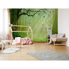 Fototapete Schmetterlinge im Märchenwald in einem stimmungsvollen Kinderzimmer.