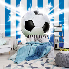 Fototapete mit blauem und weißem Fußball auf einer Wiese, perfekt für ein Kinderzimmer.
