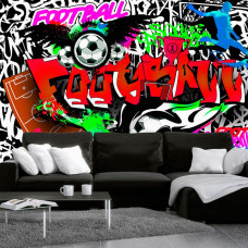 Eine verspielte Fototapete mit Graffiti und Fußball in einem modernen Design für ein Kinderzimmer.