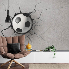 Eine Fototapete mit einem beeindruckenden 3D-Design eines Fußballs, der in eine Wand in einem Wohnzimmer eingebettet ist.