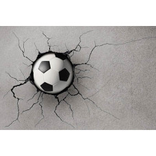 Eine Fototapete mit einem 3D-Effekt eines Fußballs, der durch eine Wand zu brechen scheint, wodurch eine dynamische und kraftvolle Szene entsteht.