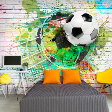 Eine Vliestapete mit Graffiti und coolem Fußballdesign für ein Kinderzimmer.