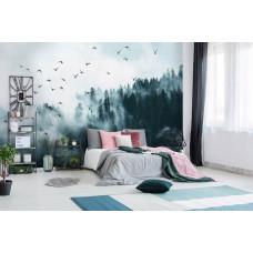 Eine Fototapete von Vögeln im Nebel in einem Wald mit Bäumen im Schlafzimmer zu sehen.